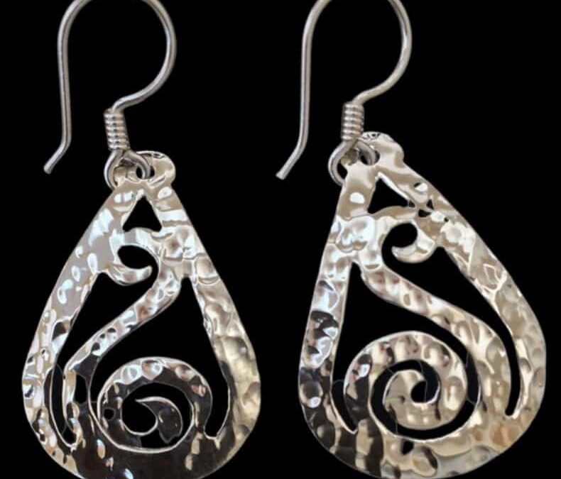 Hammered S earrings