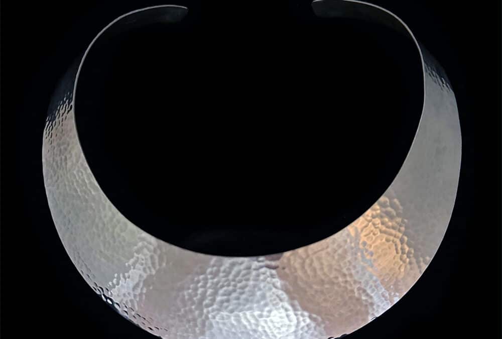 Wide Hammered Graduated Collar