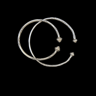 Pointed Cone End Cuff